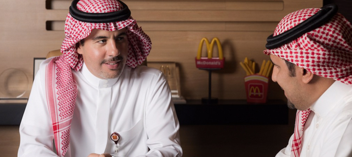 على رأس الأقواس الذهبية: صاحب السمو الأمير مشعل آل سعود